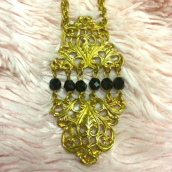 VINTAGE GOLD TONE  NECKLACE WITH BLACK FACETED  STONES & FILIGREE DESIGN - Picture 2 of 4